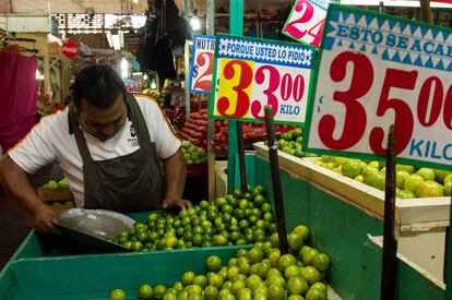 Un vendedor de frutas y verduras en un mercado de la Ciudad de M&eacute;xico.