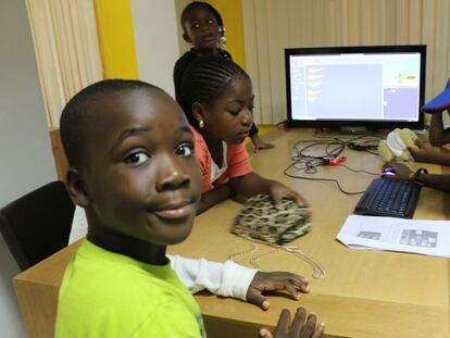 Unos niños aprenden a programar gracias al proyecto The Raspberry Pi Deluxe Kit de Co-Creation Hub Nigeria