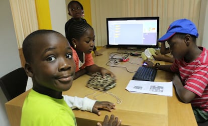 Unos niños aprenden a programar gracias al proyecto The Raspberry Pi Deluxe Kit de Co-Creation Hub Nigeria