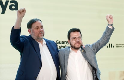 El presidente de la Generalitat, Pere Aragonès, y el líder de Esquerra, Oriol Junqueras, durante el acto del partido, este sábado en Barcelona.
