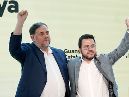 El presidente de la Generalitat, Pere Aragonès, y el líder de Esquerra, Oriol Junqueras, durante el acto del partido, este sábado en Barcelona.