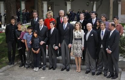 Los Príncipes de Asturias y las autoridades asistentes a la entrega del Cervantes posan con los familiares de Nicanor Parra en el claustro de la Universidad de Alcalá.