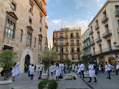 Concentración de los MIR valencianos ante el Palau de la Generalitat a los 100 días de su convocatoria de huelga.