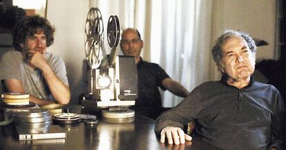 Andrés Di Tella,on gafas, junto al escritor Ricardo Piglia,derecha, en la película documental argentina "327 cuadernos" (2015), dirigida y protagonizada por el primero.