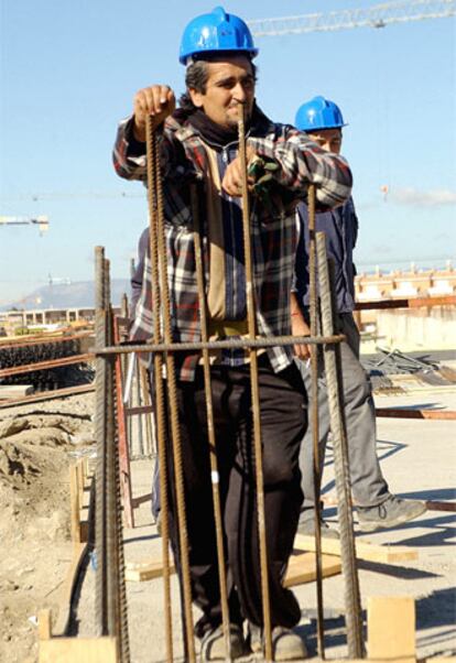 Dos trabajadores interrumpen su actividad en Granada.