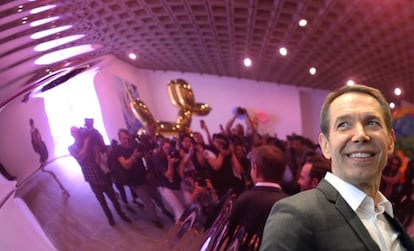 El artista Jeff Koons posa junto a una de las escultura por las que se pagaron 51 millones de euros.