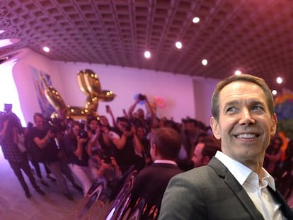 El artista  Jeff Koons posa junto a una de las escultura por las que se pagaron 51 millones de euros.