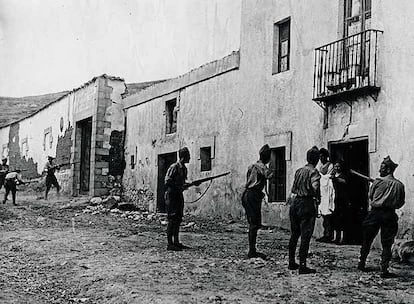 El general Mola aisló el norte republicano de la frontera francesa. En Irún, las tropas rebeldes entraron en Irún y mataron a ciudadanos casa por casa