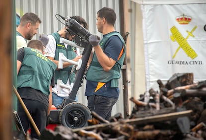 Agentes de la Guardia Civil transportan el georradar para continuar la búsqueda de un senegalés desaparecido en enero de 2021 en Villacarrillo (Jaén).