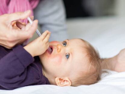 Un beb&eacute; recibe una dosis de antibi&oacute;tico.
