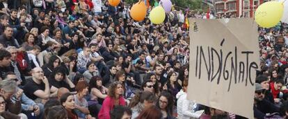 Concentración de jóvenes en Bilbao, en la Plaza de Arriaga, en apoyo a la acampada de Sol.