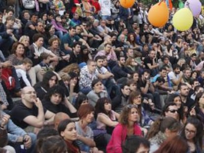 Concentración de jóvenes en Bilbao, en la Plaza de Arriaga, en apoyo a la acampada de Sol.