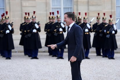 El secretario general de la OTAN, Mark Rutte, hace un gesto al llegar a una reunión informal de líderes de naciones clave de la Unión Europea y el Reino Unido en el Palacio del Elíseo en París