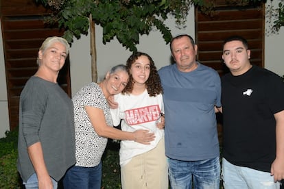 En la foto difundida por las fuerzas armadas israelíes, la soldada Uri Magidish, rodeada de su familia, tras su liberación este lunes.