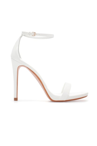 Zara aúna el blanco con la tendencia minimalista en estas sandalias todoterreno (39,95 euros).