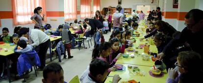 Comedor de uno de los colegios adscritos al programa Todos a desayunar durante la hora del desayuno.