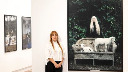 La fotógrafa Estela de Castro, junto a la uno de los retratos que presenta en La Térmica de Málaga.