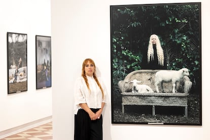 La fotógrafa Estela de Castro, junto a la uno de los retratos que presenta en La Térmica de Málaga.