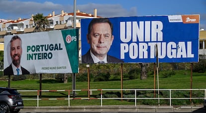 Carteles de campaña del Partido Socialista, con una foto de su líder Pedro Nuno Santos, y del PSD, con el rostro de su candidato Luis Montegro en São Pedro de Estoril.