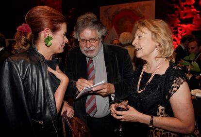 La presidenta del jurado, Elena Ochoa Foster, el exdirector de EL PAÍS Joaquín Estefanía y la escritora Soledad Puértolas charlan durante la ceremonia de los premios Ortega y Gasset.