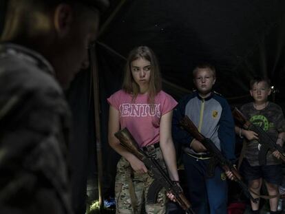 Treinando meninos e meninas ucranianos para a guerra