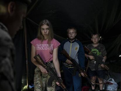 Treinando meninos e meninas ucranianos para a guerra