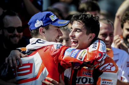 Lorenzo y Marc Márquez, se abrazan en el circuito de Alcañiz (Aragón), en septiembre de 2017.