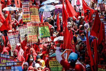 Manifestación hacia la sede del Gobierno para celebrar el Día Internacional de la Mujer, este viernes en Yakarta (Indonesia).