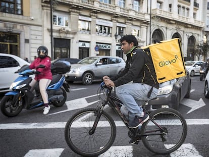 Un repartidor de Glovo, en la plaza del Ayuntamiento de Valencia.