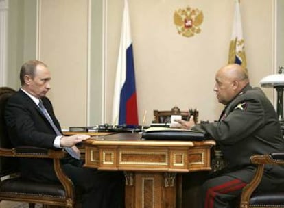 Vladímir Putin (izquierda), con el jefe del alto Estado Mayor del Ejército, Yuri Baluyevsky.