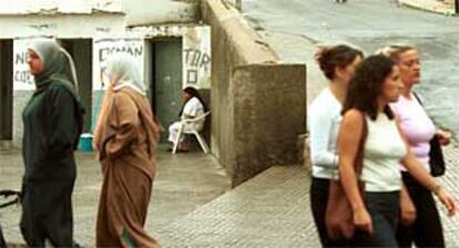 Varias mujeres, ayer, paseando por una calle de Melilla.