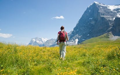 Una senderista ante la cara norte del Eiger, en el valle de Grindelwald, en Suiza.