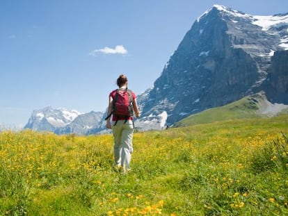 Una senderista ante la cara norte del Eiger, en el valle de Grindelwald, en Suiza.