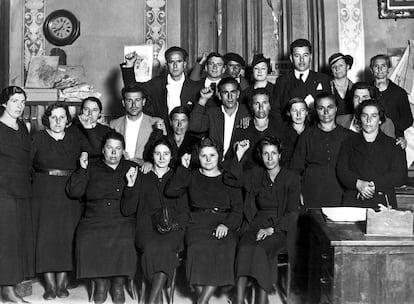 Grupo de revolucionarios entre los que se encuentran mujeres de los mineros detenidos en Asturias. 
