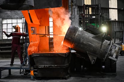 Un trabajador en la fundición que la empresa Betsaide tiene en Elorrio (Bizkaia).