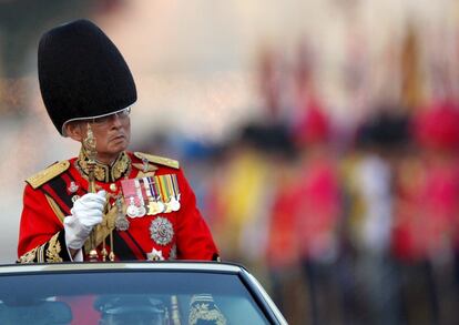Fotografía de archivo fechada el 2 de diciembre de 2008 que muestra al rey Bhumibol Adulyadej de Tailandia durante un desfile para celebrar su 81 cumpleaños. Bhumibol, con 88 años, el jefe de Estado más longevo del planeta, fue sometido el sábado a una hemodiálisis para drenar líquido cefalorraquídeo de su cerebro, y recibió tratamiento ante una caída acusada de la presión sanguínea, según informó la Casa Real el domingo. EFE/Rungroj Yongrit