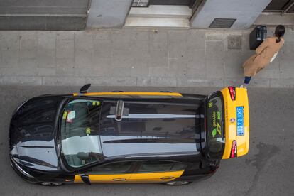 Un taxi al final de su carrera en el barrio de Gràcia.