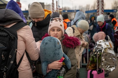 Un grupo de refugiados, tras cruzar la frontera de Ucrania con Moldavia.