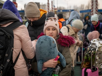 Un grupo de refugiados, tras cruzar la frontera de Ucrania con Moldavia.