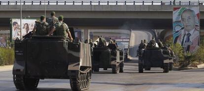 Tropas libanesas patrullan la carretera al aeropuerto de Beirut, lugar del secuestro.