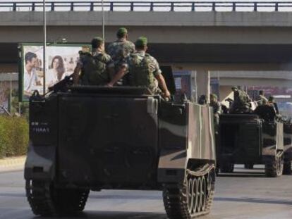 Tropas libanesas patrullan la carretera al aeropuerto de Beirut, lugar del secuestro.