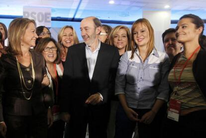 Alfredo Pérez Rubalcaba, con algunas cabezas de lista del PSOE.