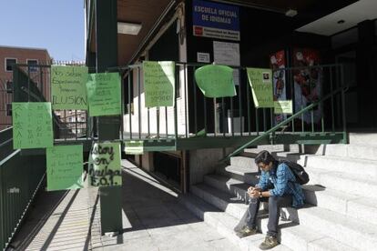 Pancartas de porotesta contra los recortes en la Escuela de idiomas de la calle Jesús Maestro de Madrid.