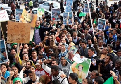 Un grupo de simpatizantes del presidente libio, Muamar el Gadafi, en una manifestación que tuvo lugar ayer para apoyar al líder.