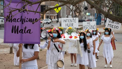 Grupo teatral protesta em Lima para lembrar o Dia Internacional pela Eliminação da Violência contra as Mulheres.