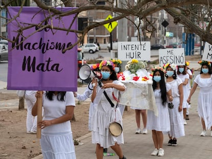 Grupo teatral protesta em Lima para lembrar o Dia Internacional pela Eliminação da Violência contra as Mulheres.