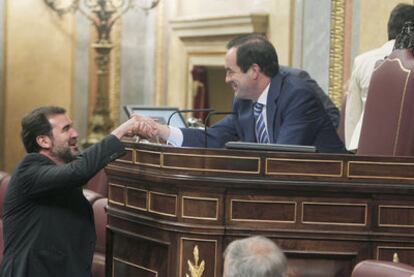 El nacionalista Anxo Quintana saluda al presidente del Congreso, José Bono, ayer en Madrid.