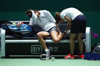 Muguruza es atendida del tobillo durante un entrenamiento en Singapur.