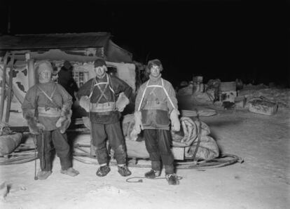 Henry Robertson Bowers , Edward Wilson Y Apsley Cherry-Garrard, posan en el campamento instalado en Cabo Crozier.