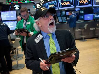 Un &#039;broker&#039;, en el Dow Jones, al cierre de la jornada en la Bolsa de Nueva York el 2 de agosto. 